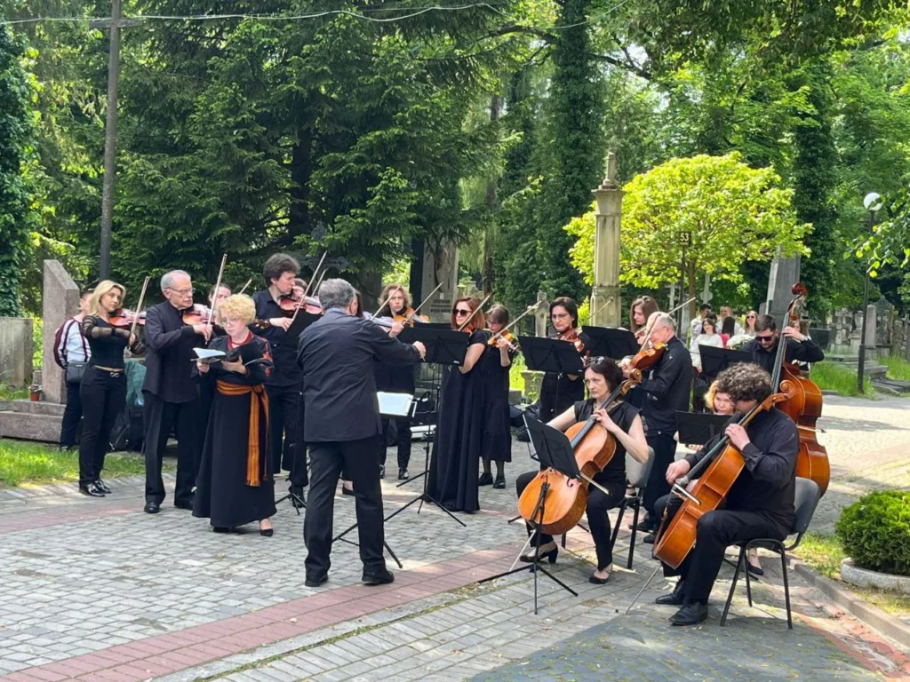 Львівська національна філармонія - На Личаківському кладовищі вшанували пам’ять Мирослава Скорика