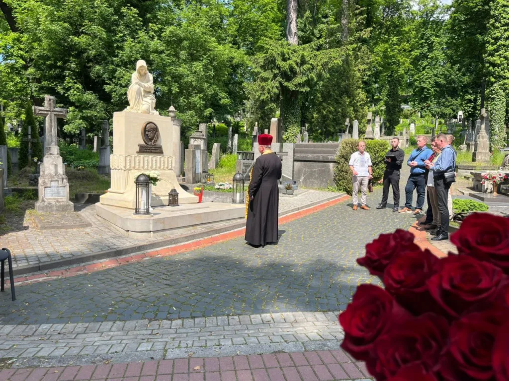 Львівська національна філармонія - На Личаківському кладовищі вшанували пам’ять Мирослава Скорика