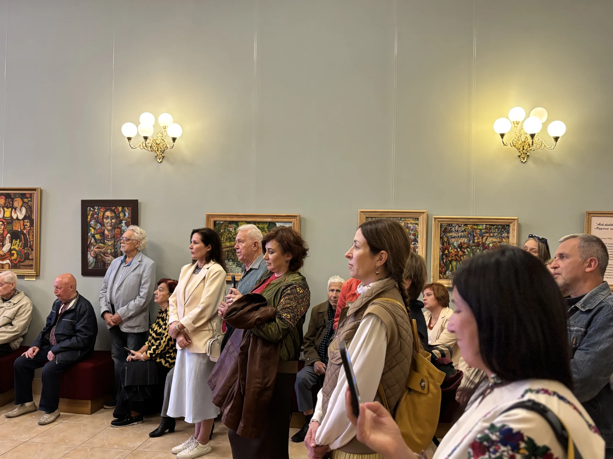 Львівська національна філармонія - Перший день виставки Івана Грабара «Ідентичність»